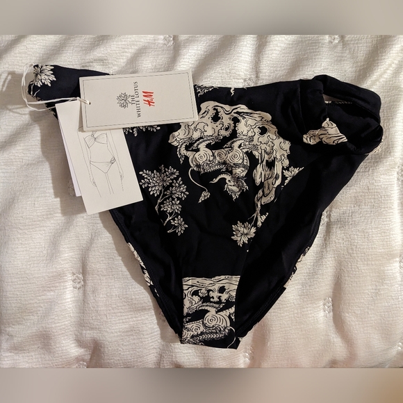 *LAST CHANCE* H&M THE WHITE LOTUS Black and White Patterned Bikini Bottoms NWT - Picture 8 of 9